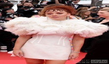 Erin Kellyman身着McQueen 2025秋冬系列亮相第78届戛纳电影节红毯