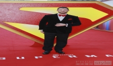 David Corenswet身着dunhill出席在伦敦举办的《超人》媒体见面会