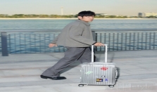 RIMOWA（日默瓦） 携手 Rosé（朴彩英）、Lewis Hamilton （刘易斯·汉密尔顿）和周杰伦续写 Never Still 最新篇章