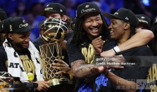 蒂芙尼祝贺俄克拉荷马城雷霆队赢得NBA总决赛冠军荣获拉里·奥布莱恩奖杯