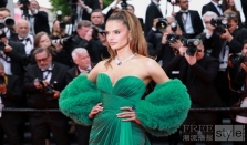国际顶级超模亚历桑德拉·安布罗休（Alessandra Ambrosio）佩戴 Pomellato宝曼兰朵全新高级珠宝系列亮相第78届戛纳电影节