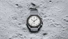 MOONSWATCH 致敬欧米茄超霸腕表（OMEGA SPEEDMASTER）于1965 年获得太空飞行资格认可