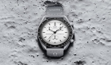 MOONSWATCH 致敬欧米茄超霸腕表（OMEGA SPEEDMASTER） 于1965 年获得太空飞行资格认可