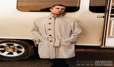 Burberry 发布「Burberry 盛夏乐章」广告大片 携 Liam Gallagher、Goldie、Chy Cartier、金昇玟与 Loyle Carner 等群星，共启盛夏